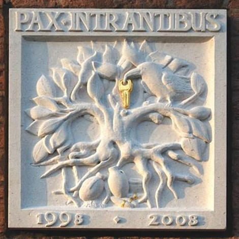 Gevelsteen naast de Rouwhuiskamer
