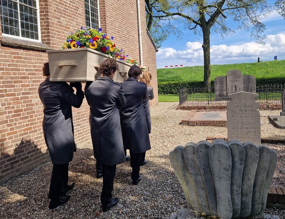 Lopen naar het graf Tumulus Uitvaart - Lopen naar het graf