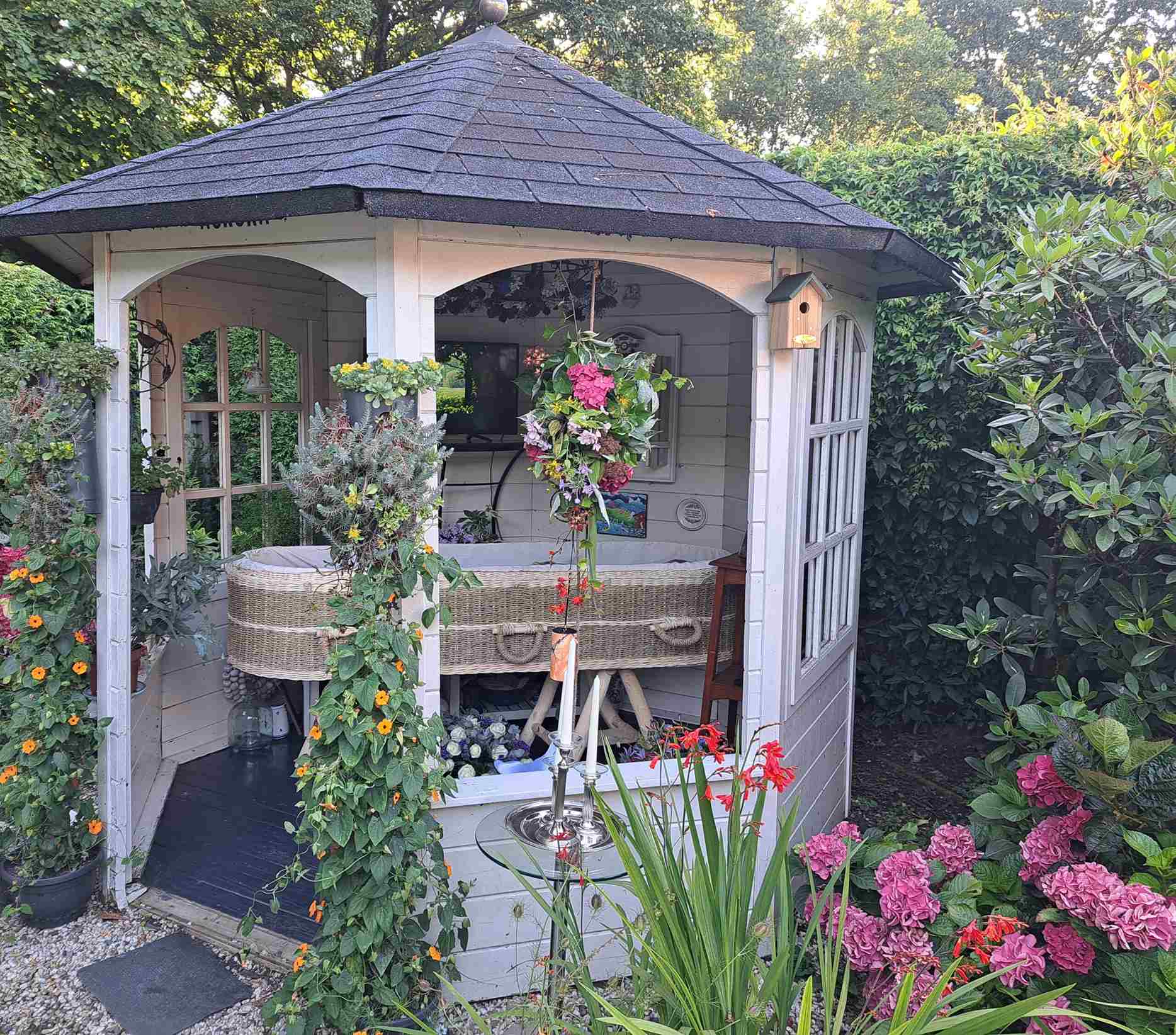 Nog een keer in haar eigen tuin prieel