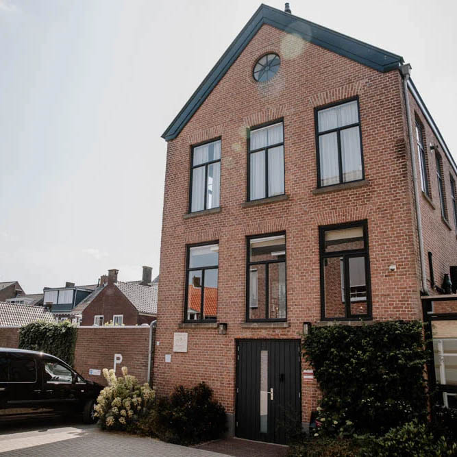 Het pand van Tumulus Uitvaart en de Rouwhuiskamer