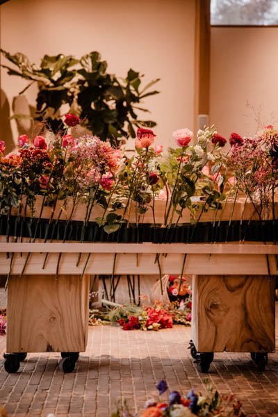 bloemen langs de kist