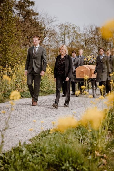 Rouwvervoer kist dragen