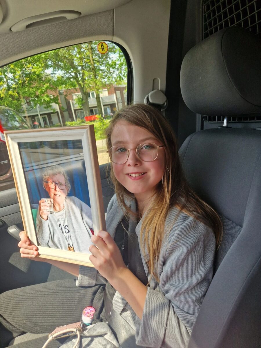 Met oma in de auto