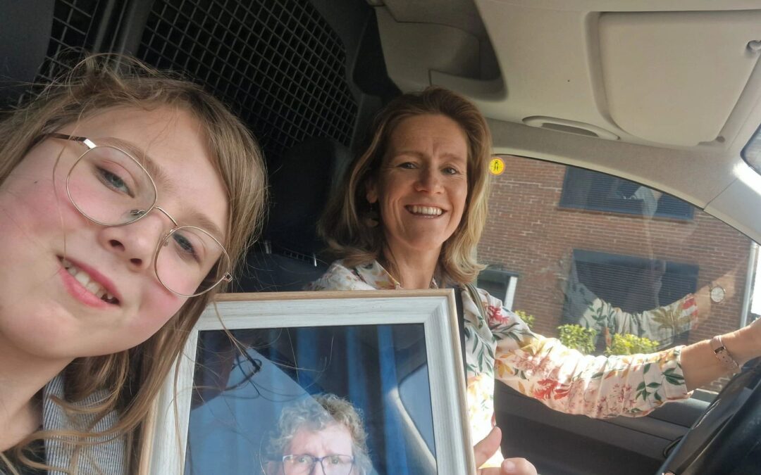 Nog één keer samen met oma in de auto